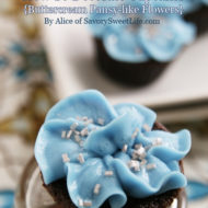 {Cupcake Decorating} How to pipe buttercream pansy-like flowers