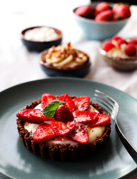 healthy-breakfast-yogurt-granola-tart
