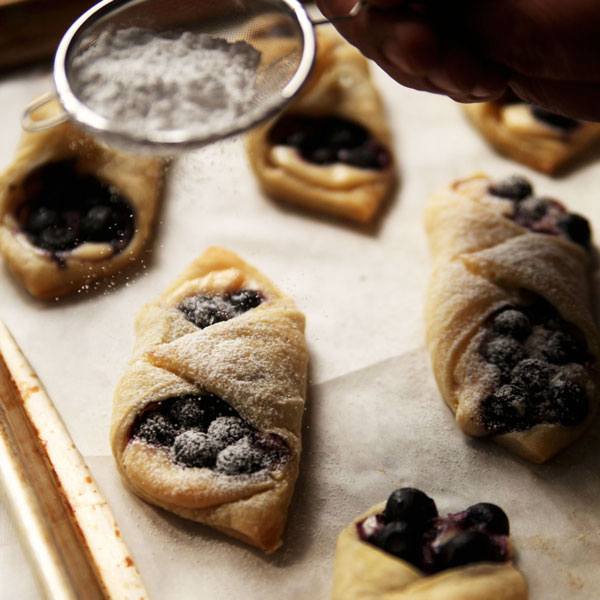 blueberry-lemon-cheesecake-tarts-dusting