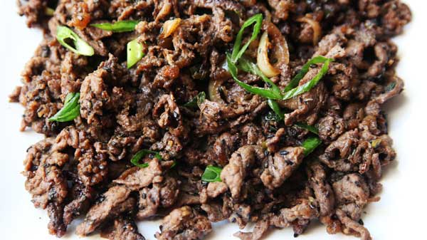 これは最高の本格的なプルコギのレシピです。 最も人気のある韓国のBBQレシピはプルコギです。 薄くスライスされた牛肉（通常はリブアイ）で作られ、プルコギのマリネに予め浸した。 バーベキューやパン揚げでグリルし、牛肉のプルコギの柔らかいカラメル片はとても素晴らしい味と作るのはとても簡単です！ この本格的なプルコギレシピとプルコギソースは素晴らしいです！