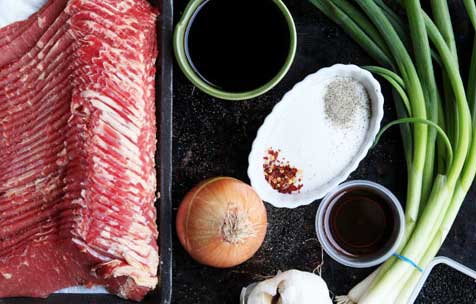 ez a legjobb hiteles Bulgogi Recept. A legnépszerűbb koreai BBQ recept a bulgogi. Vékonyra szeletelt marhahúsból (általában bordaszemből) készült, előzetesen átitatott bulgogi pácban. Grillezett vagy serpenyőben sült, a finom karamellizált marhahús bulgogi olyan csodálatos ízű, hogy olyan könnyű elkészíteni! Ez az autentikus BULGOGI recept és a Bulgogi szósz elképesztő!